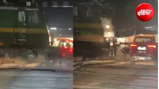 VIDEO: रतलाम में सुपरफास्ट ट्रेन ने कार को मारी टक्कर, परखच्चे उड़े, रेलवे क्रॉसिंग पर फंसी कार से भागे यात्री