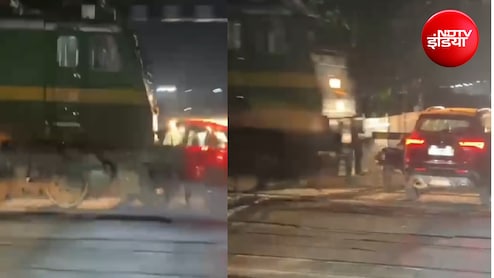 VIDEO: रतलाम में सुपरफास्ट ट्रेन ने कार को मारी टक्कर, परखच्चे उड़े, रेलवे क्रॉसिंग पर फंसी कार से भागे यात्री