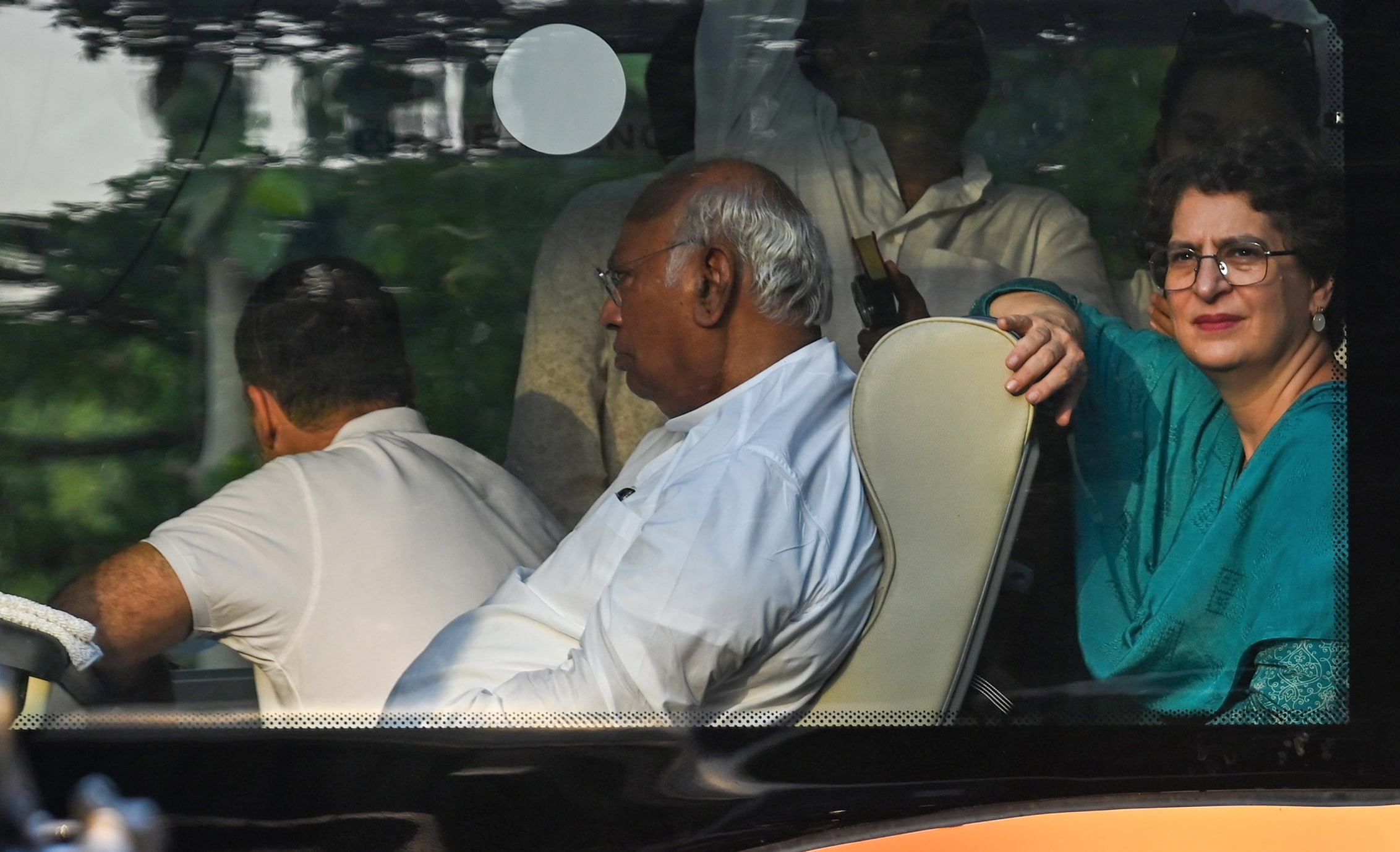 सागररत्ना रेस्टोरेंट से लंच के बाद बस में सवार होकर निकलतीं प्रियंका गांधी, अगली सीट पर राहुल और खरगे. 