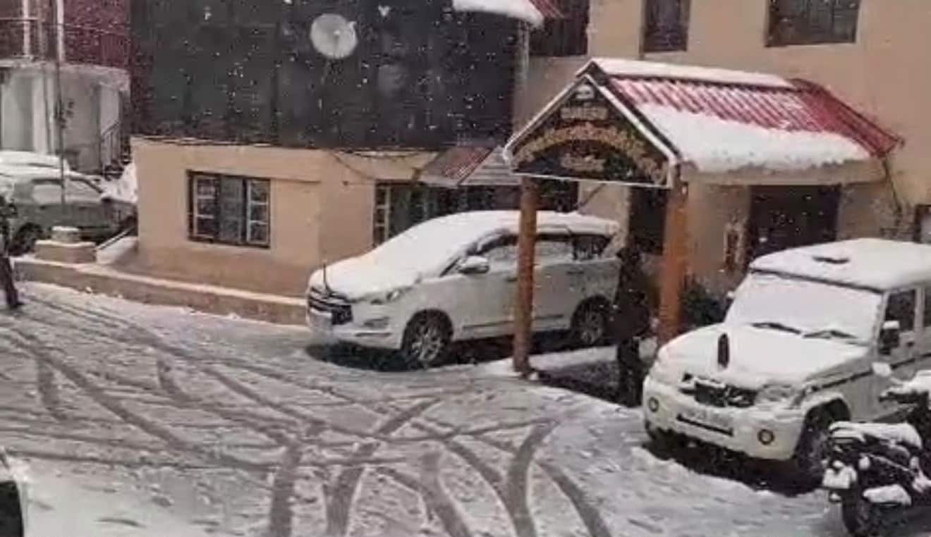 बर्फबारी से पर्यटक खुश
