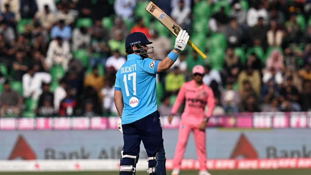 PAK vs ENG: पाकिस्तान के आगे बिखर रही थी इंग्लैंड की टीम, तभी 5 फीट 7 इंच के बल्लेबाज ने ठोक दिया कमाल का शतक
