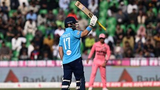 PAK vs ENG: पाकिस्तान के आगे बिखर रही थी इंग्लैंड की टीम, तभी 5 फीट 7 इंच के बल्लेबाज ने ठोक दिया कमाल का शतक