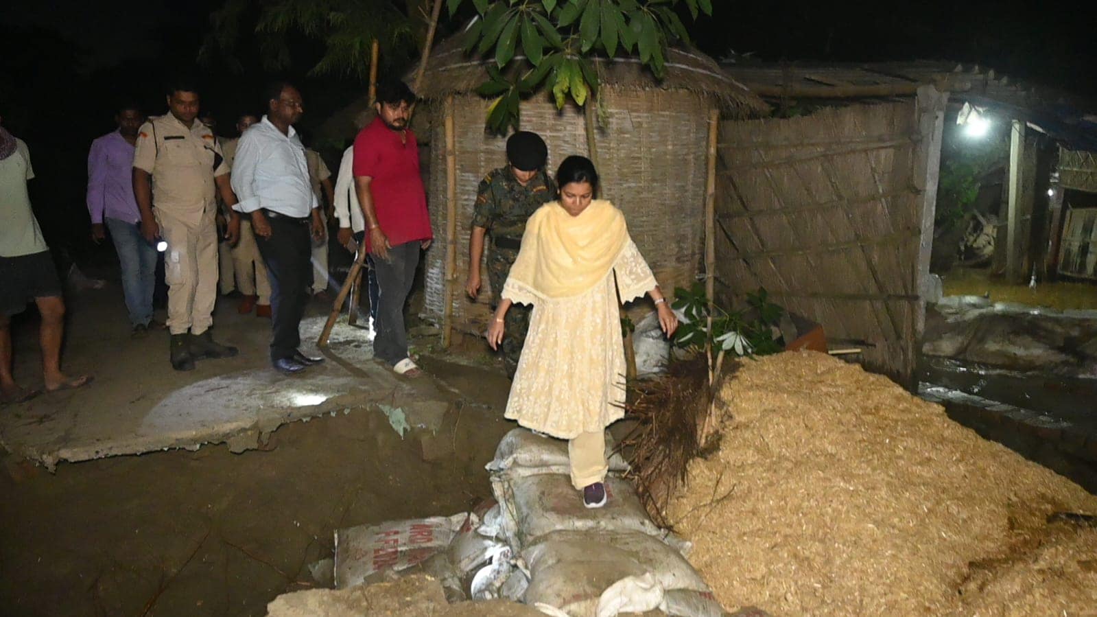 ias varsha singh vaishali dm spent night monitoring flood embankment repair ias varsha singh vaishali dm spent night monitoring flood embankment repair