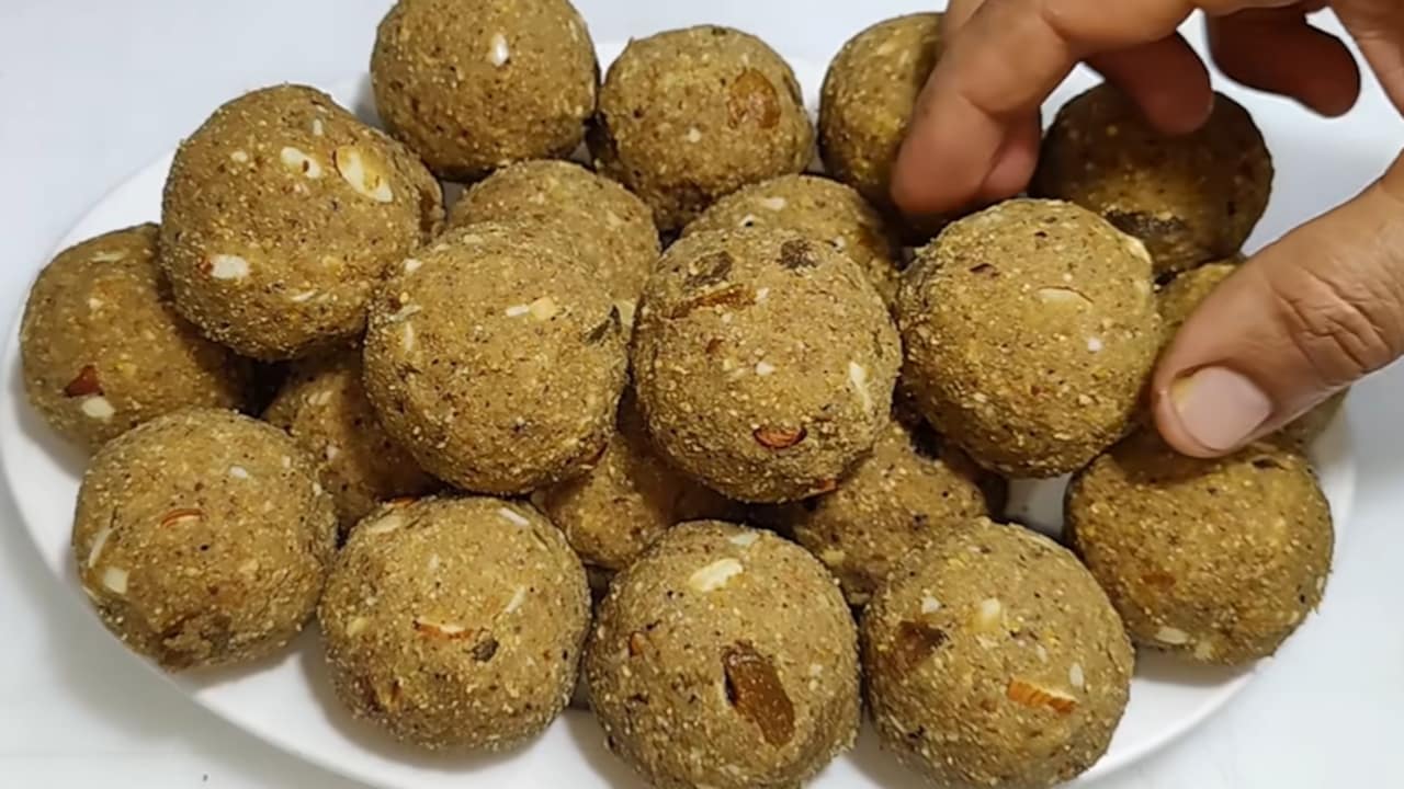 कैल्शियम आयरन खून की कमी, कमजोरी, थकान का तोड़ हैं भुने हुए चने के लड्डू, देखें रेसिपी वीडियो