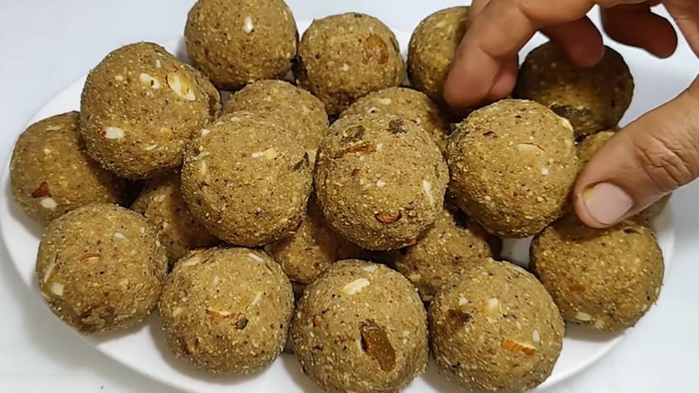 कैल्शियम आयरन खून की कमी, कमजोरी, थकान का तोड़ हैं भुने हुए चने के लड्डू, देखें रेसिपी वीडियो