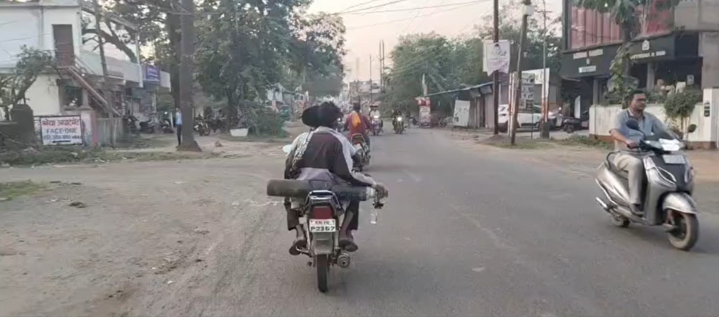 Gaurela Pendra Marwahi: गौरेला-पेंड्रा-मरवाही जिले के गिरारी ग्राम पंचायत के रहने वाले भगत सिंह कुशराम को कुछ इस तरीके से हर दो-तीन दिन में सिलेंडर भरवाने के लिए जाना पड़ता है. 