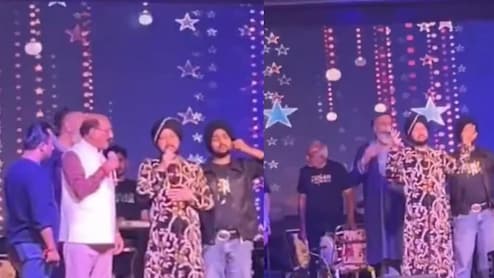 दलेर मेहंदी के प्रोग्राम में बवाल, मंत्री सुबोध उनियाल ने मंच पर लगाई फटकार, बोले- ढंग से बोल तो पा नहीं रहे