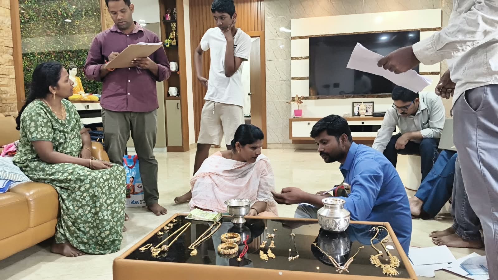 अधिकारी के घर से छापेमारी में मिले सोना-चांदी के जेवर. अधिकारी के घर से छापेमारी में मिले सोना-चांदी के जेवर.