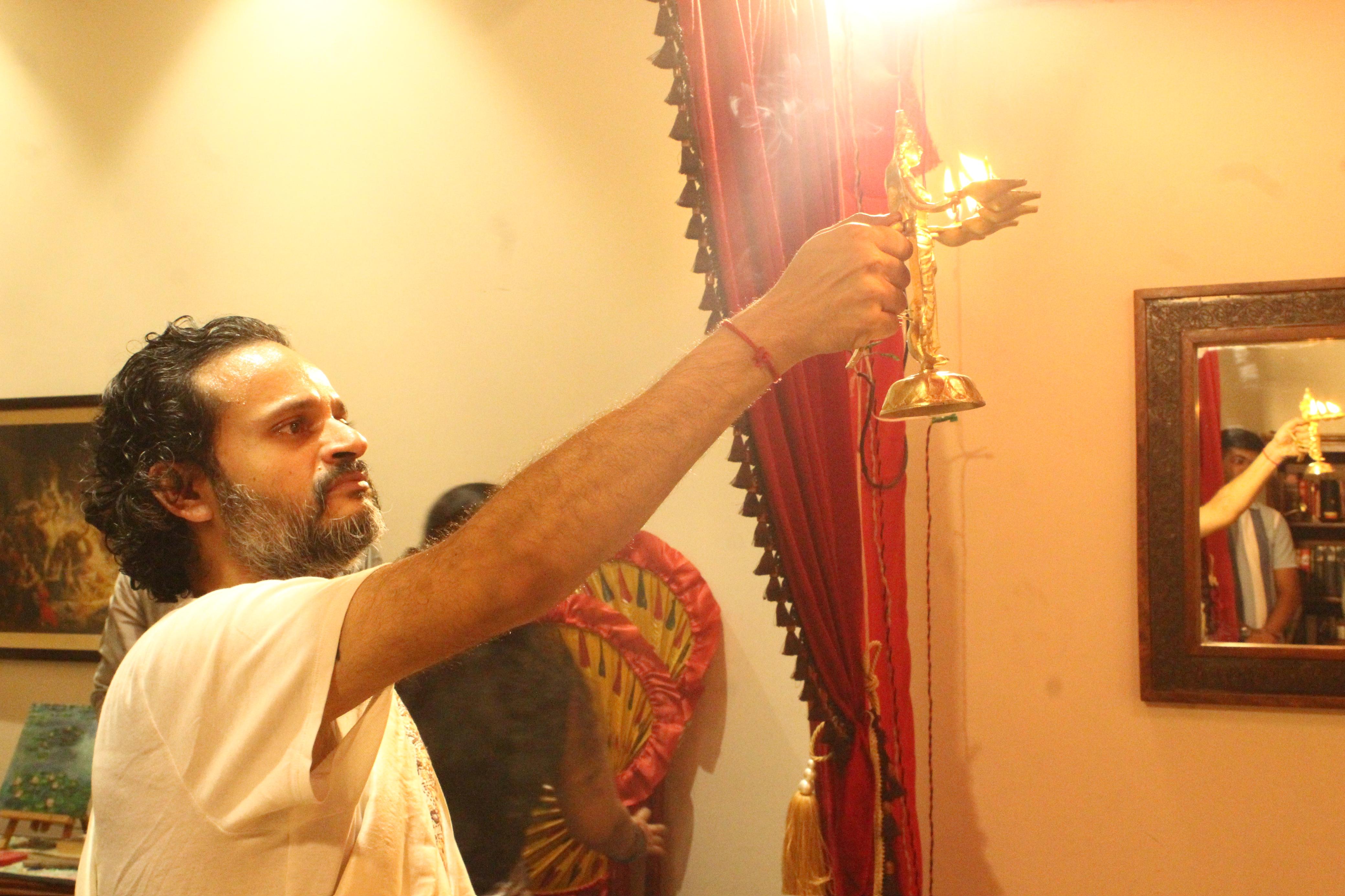 Priyadarshi Banerjee conducting Aarti of the Goddess.