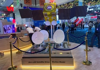 IMC 2026: Jio ने शोकेस किया अपना LEO सैटेलाइट ग्रुप स्टेशन मॉडल, आसमान से जमीन पर आएगा हाई स्पीड इंटरनेट