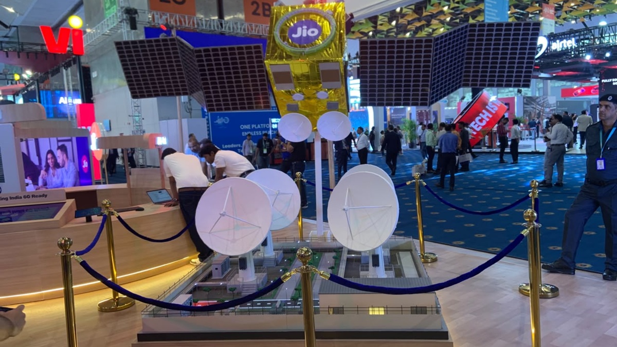 IMC 2026: Jio ने शोकेस किया अपना LEO सैटेलाइट ग्रुप स्टेशन मॉडल, आसमान से जमीन पर आएगा हाई स्पीड इंटरनेट