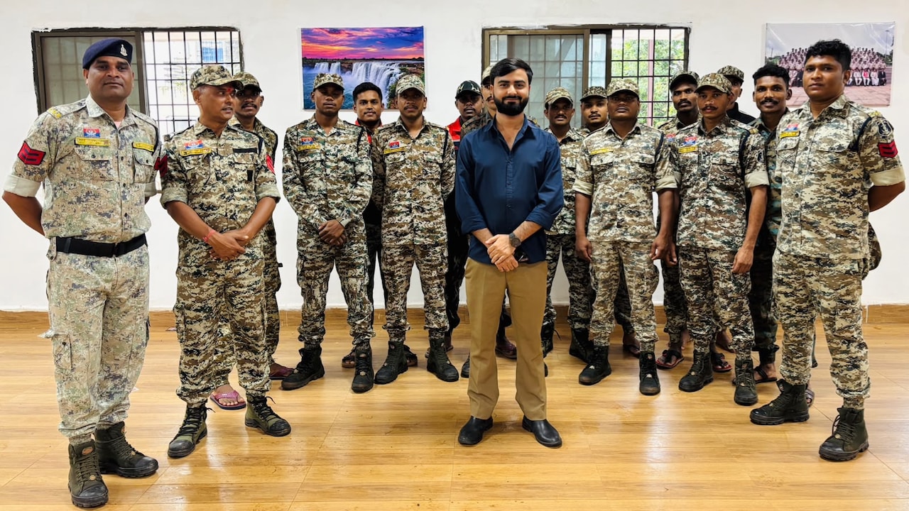 बस्तर में GRG के जवानों से बातचीत करने के दौरान की तस्वीर बस्तर में GRG के जवानों से बातचीत करने के दौरान की तस्वीर