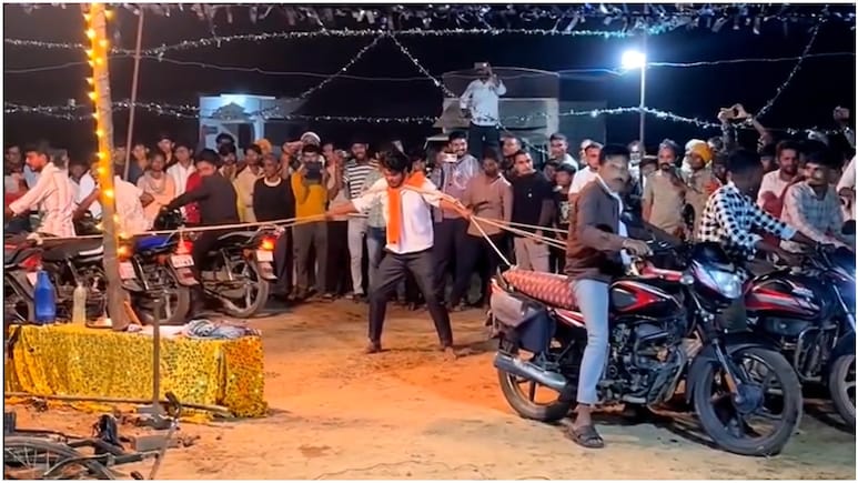 VIDEO: गले में रस्सी ​​बांधकर 8 बाइक खींच रहा शख्स अचानक हुआ बेहोश, लोग लेफ्ट-राइट खींचते रहे