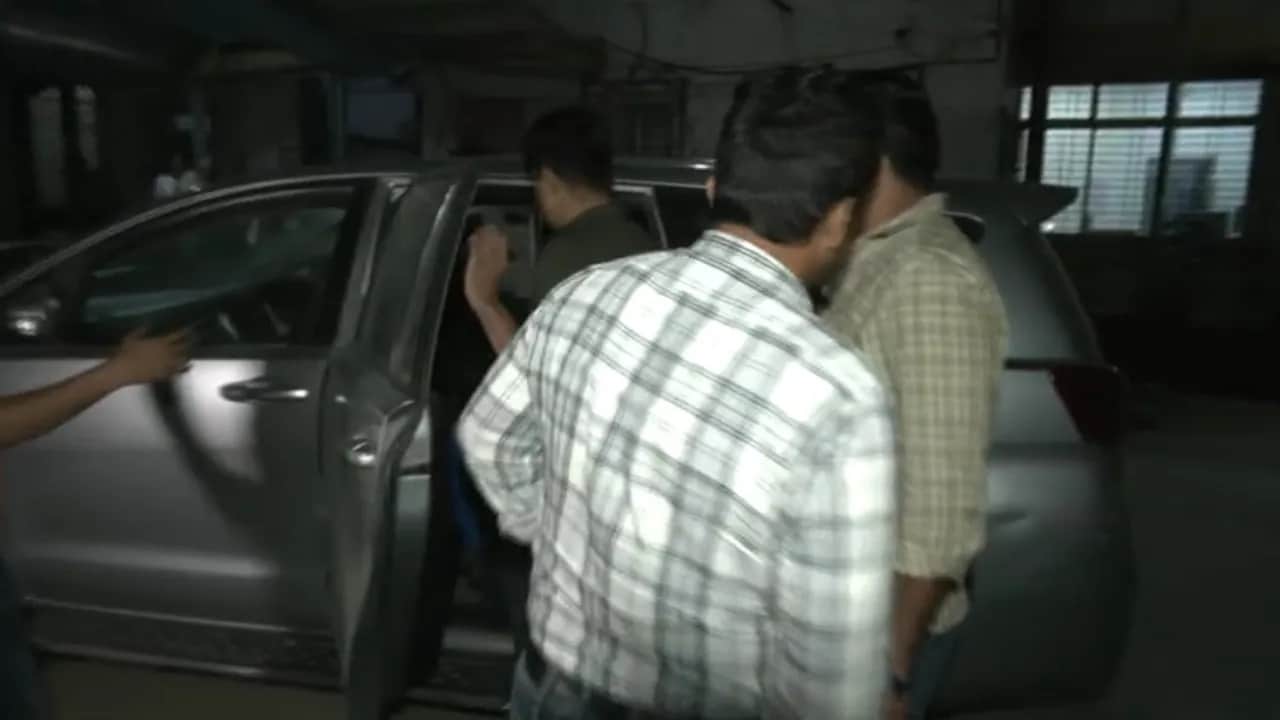 एक्टर टाइगर श्रॉफ पर हमले के तीनों आरोपियों को गिरफ्तार कर मुंबई पुलिस मंगलवार सुबह राजस्थान के कोटा से मंगलवार सुबह रवाना हुई थी. एक्टर टाइगर श्रॉफ पर हमले के तीनों आरोपियों को गिरफ्तार कर मुंबई पुलिस मंगलवार सुबह राजस्थान के कोटा से मंगलवार सुबह रवाना हुई थी.