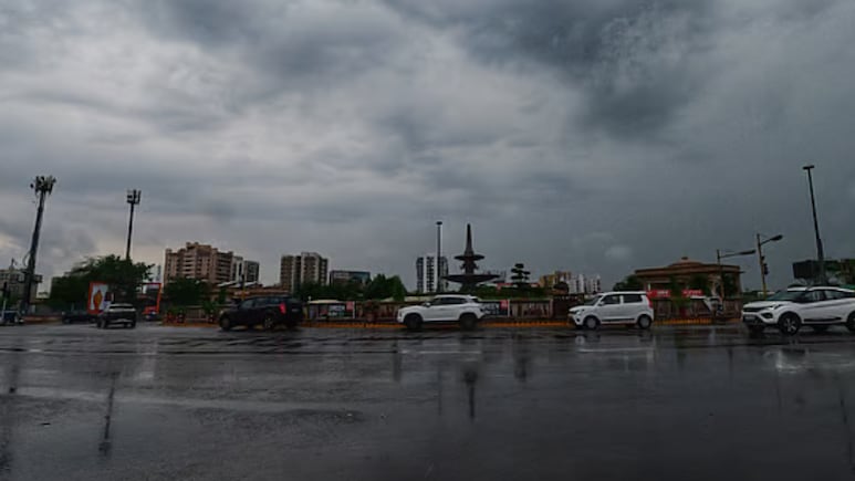 दिल्ली-NCR में मौसम ने ली करवट, तेज हवाओं के बीच बारिश के आसार; अब ठंड भी जल्द देगी दस्तक