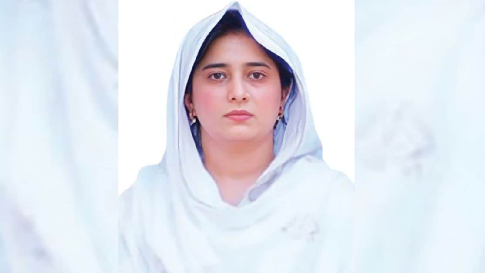 zashia rehman adj pakistan viral video 400 law graduates poetry message