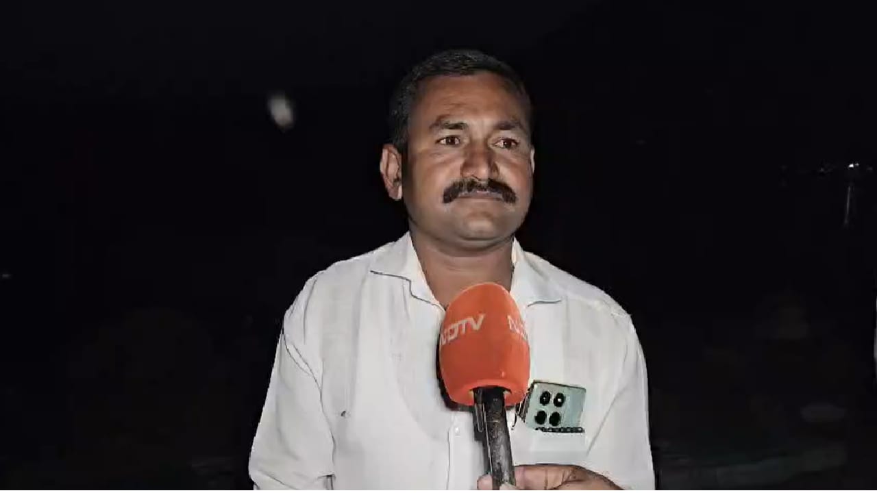 गांव के सरपंच अपनी बात रखते हुए