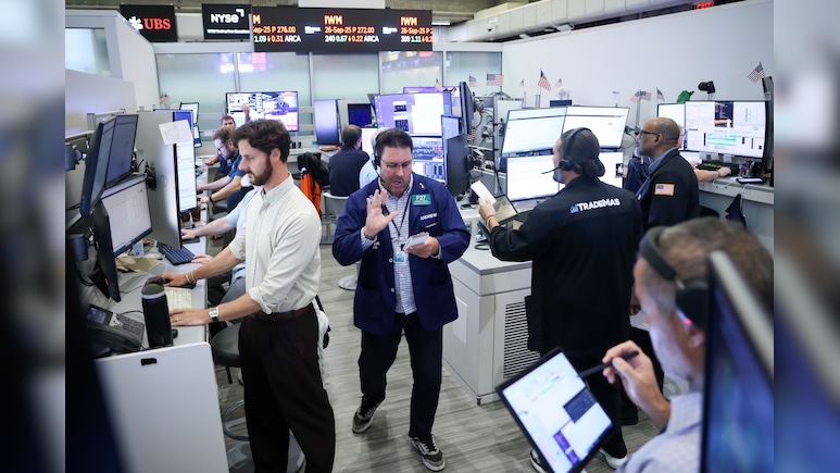 Wall Street Highlights: S&P 500, Nasdaq Closes Flat As Bank Earnings Kick Off, Chipmakers Slide