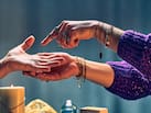 Palmistry: हथेली में गुरु और शुक्र पर्वत का ऐसा होना माना जाता है शुभ, मां लक्ष्मी की कृपा से जुड़ी है मान्यता