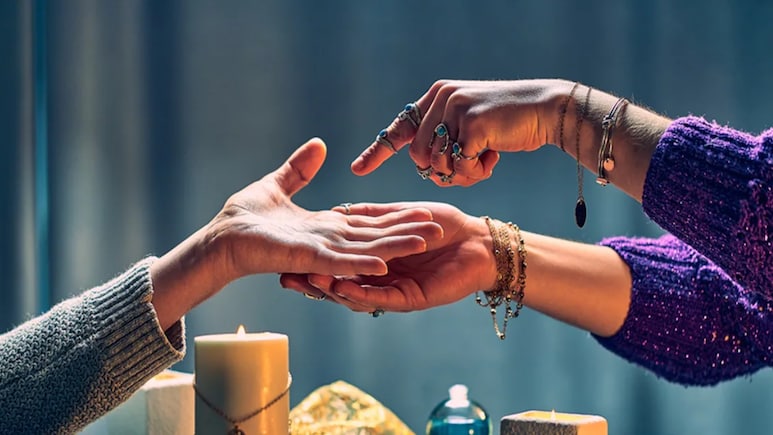 Palmistry: हथेली में इन 2 पर्वतों का उभरा होना माना जाता है शुभ, धन-दौलत की कभी नहीं होती कमी, मां लक्ष्मी की बरसती है विशेष कृपा