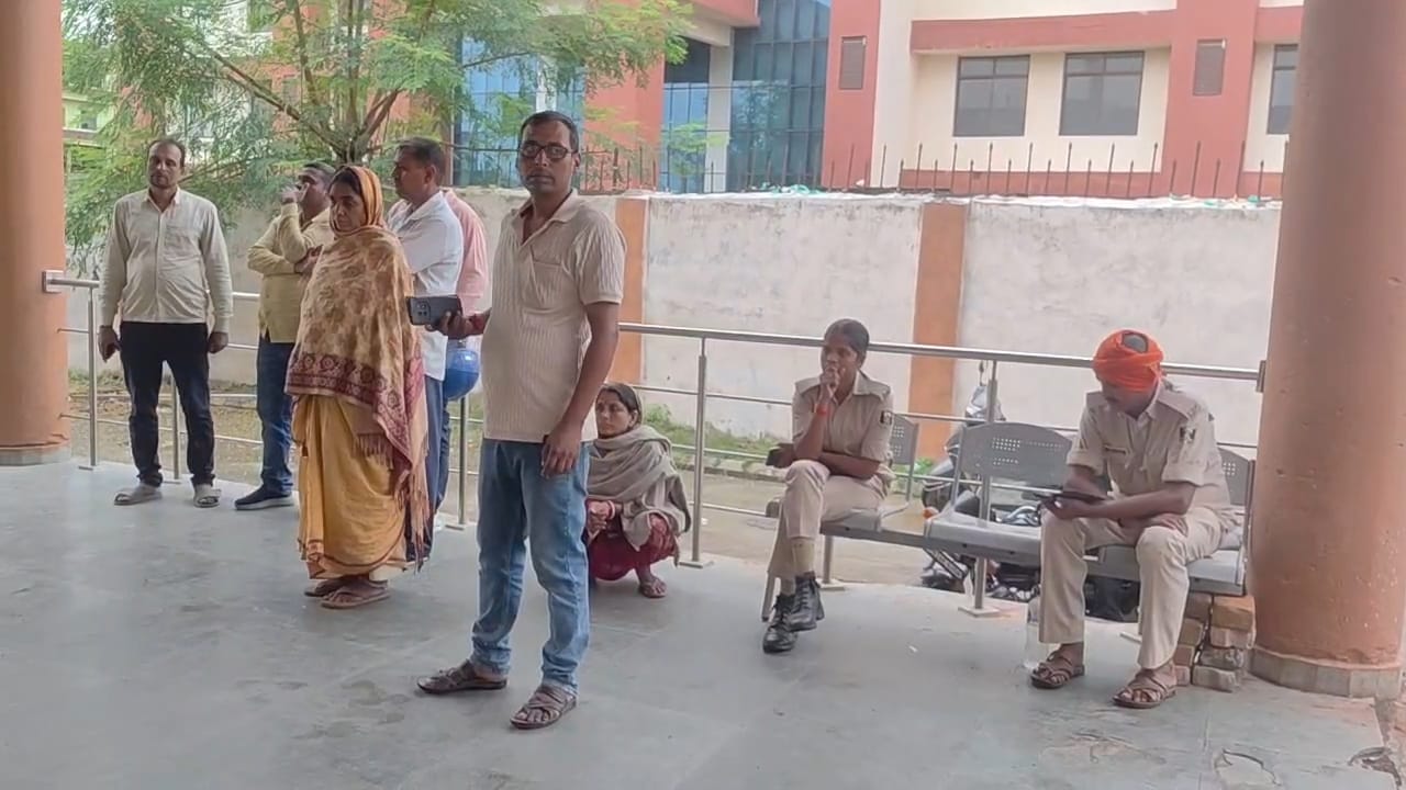 थाने के बाहर मौजूद परिजन थाने के बाहर मौजूद परिजन