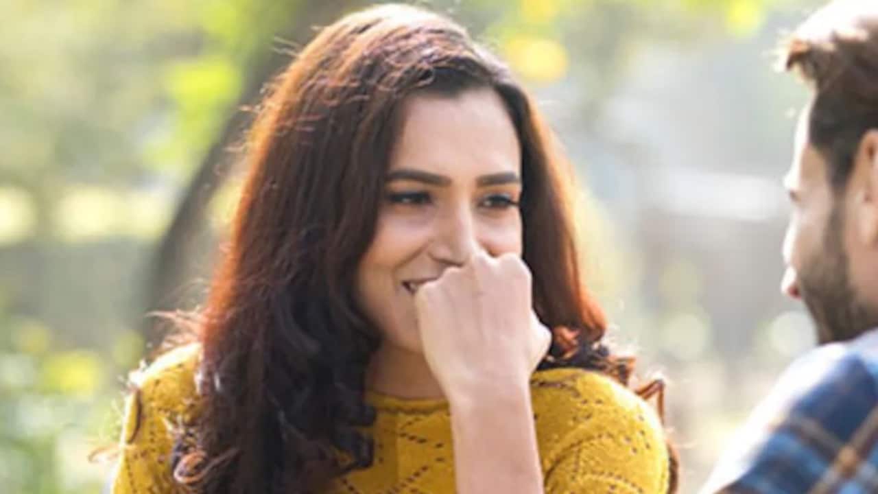 क्या आपका क्रश भी आपको पसंद करता है? इन 5 इशारों से करें पहचान