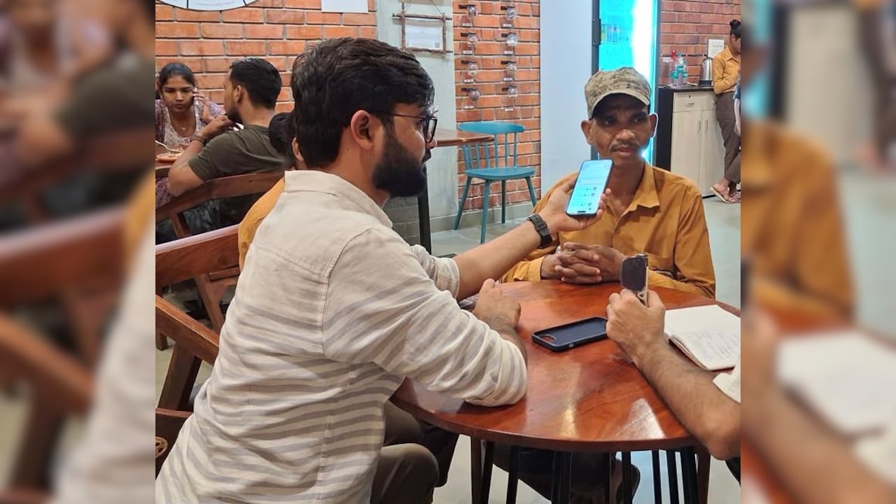 पूर्व माओवादी हेमुधर से बातचीत कै दौरान ली गई तस्वीर पूर्व माओवादी हेमुधर से बातचीत कै दौरान ली गई तस्वीर