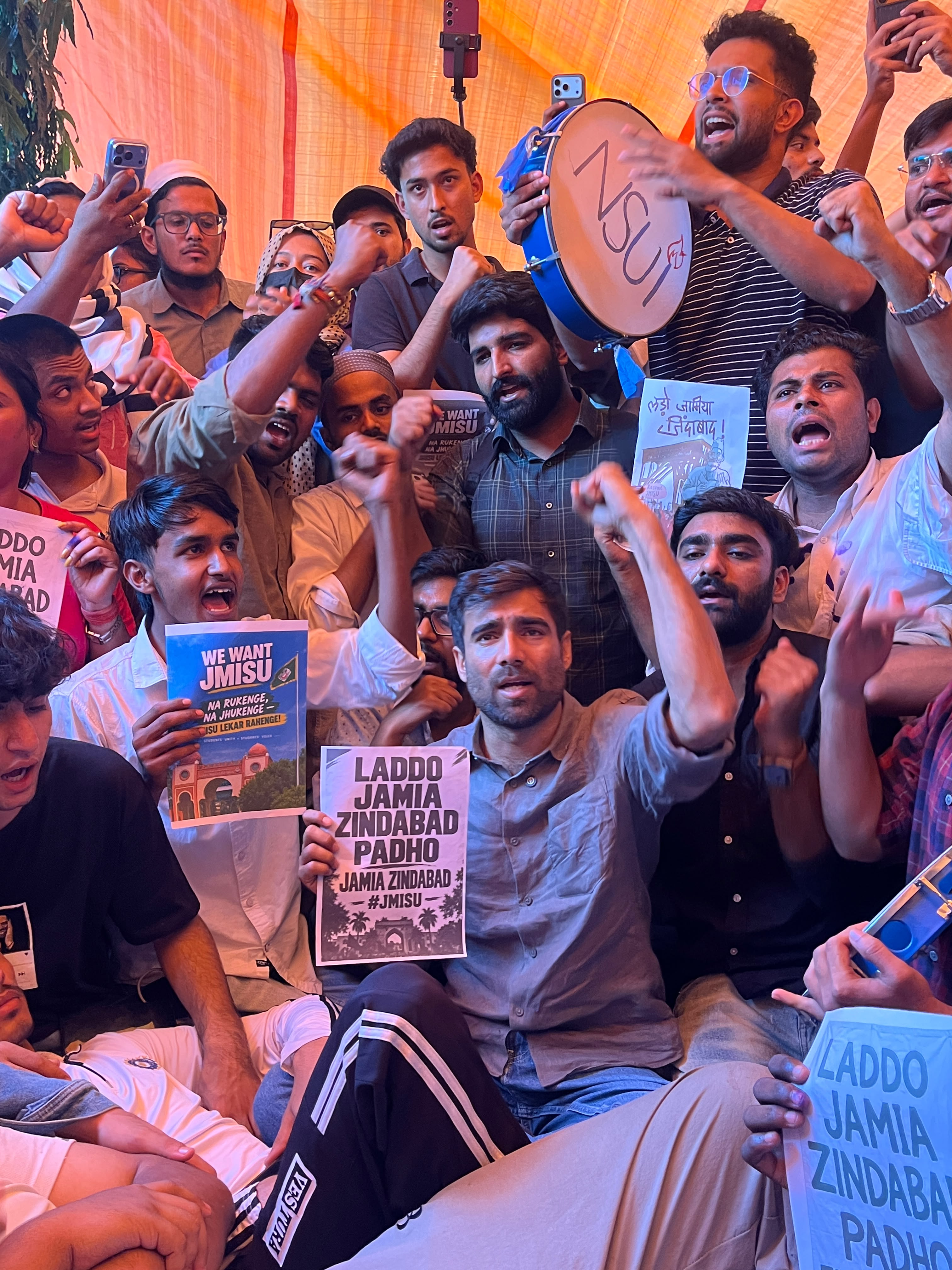 NSUI के चीफ विनोद जाखड़ ने प्रदर्शनकारी छात्रों के समर्थन में नारेबाजी की.