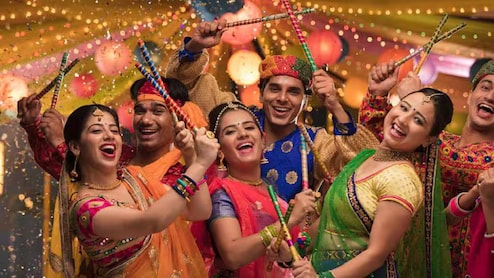 Dandiya Nights 2026: दिल्ली-NCR में यहां होगी गरबा-डांडिया की धूम, दोस्तों-परिवार संग ऐसे बनाएं घूमने का प्लान