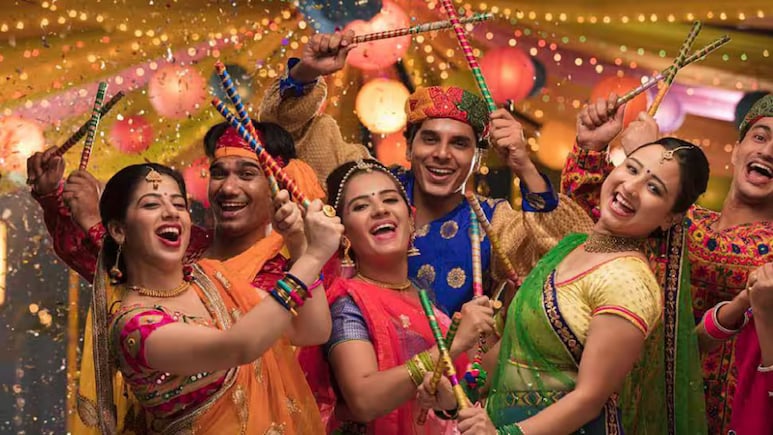 Dandiya Nights 2026: दिल्ली-NCR में यहां होगी गरबा-डांडिया की धूम, दोस्तों-परिवार संग ऐसे बनाएं घूमने का प्लान