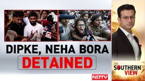 Delhi Police Detain Protesters At Connaught Place Amid CJP Tiranga March