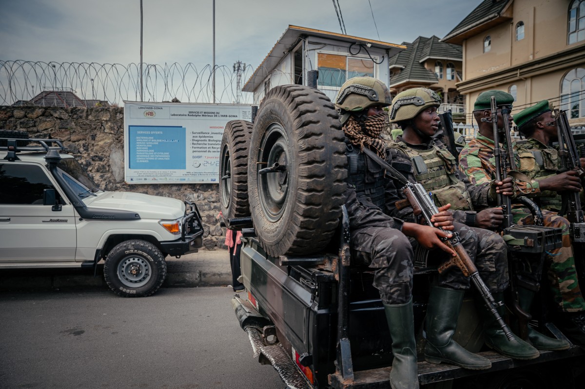 FC/M23 soldiers provide security for the movement's authorities at the Rodolphe Mérieux Laboratory, National Biomedical Research Institute (INRB) in Goma, on May 19, 2026 during their guided visit to the laboratory responsible for analyzing and handling suspected Ebola cases. FC/M23 soldiers provide security for the movement's authorities at the Rodolphe Mérieux Laboratory, National Biomedical Research Institute (INRB) in Goma, on May 19, 2026 during their guided visit to the laboratory responsible for analyzing and handling suspected Ebola cases.