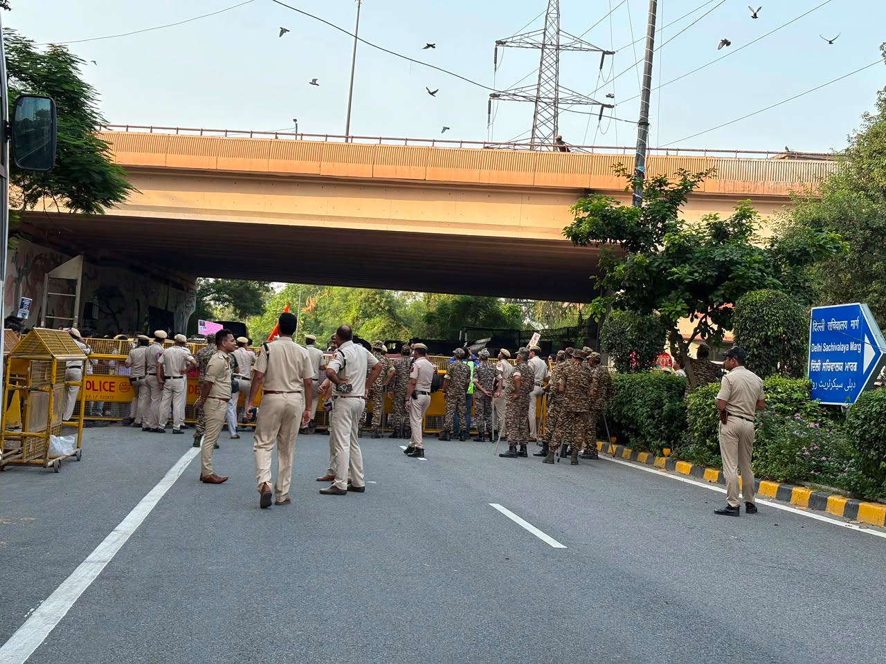 सुरक्षा के लिए तैनात पुलिस के जवान सुरक्षा के लिए तैनात पुलिस के जवान