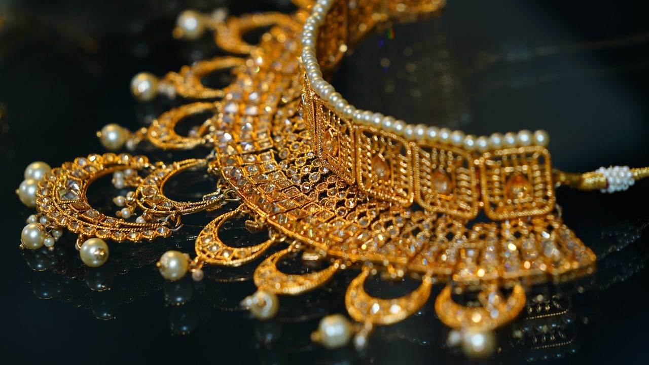 Store And Maintain Artificial Jewellery Store And Maintain Artificial Jewellery
