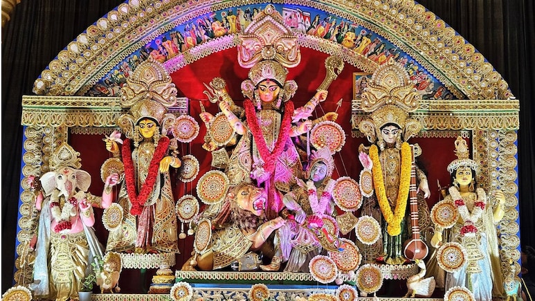 मां दुर्गा की भक्ति में रंगा लंदन, सजा भव्य दरबार, जानें पूजा से लेकर भोग तक के खास इंतजाम