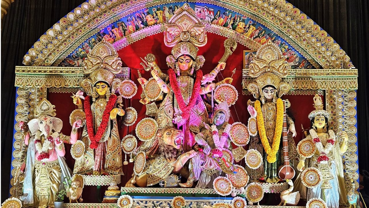 मां दुर्गा की भक्ति में रंगा लंदन, सजा भव्य दरबार, जानें पूजा से लेकर भोग तक के खास इंतजाम
