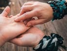 Palmistry: छोटी उंगली के नीचे बनी ये रेखा बताती है कैसी रहेगी आपकी लव लाइफ, जानें विवाह रेखा के संकेत