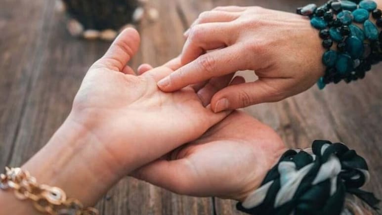 Palmistry: छोटी उंगली के नीचे बनी ये रेखा बताती है कैसी रहेगी आपकी लव लाइफ, जानें विवाह रेखा के संकेत