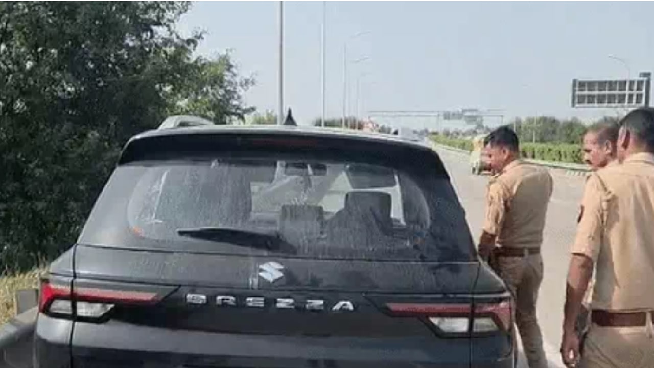 कार की जांच करती हुई पुलिस टीम