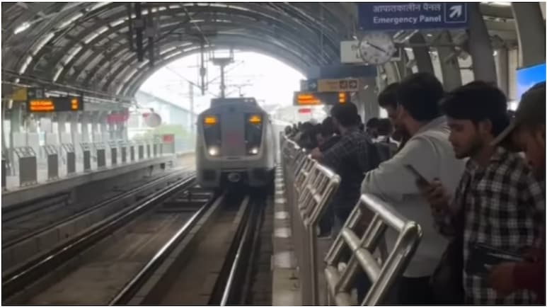 'एयरपॉड' की वजह से रुक गई दिल्ली मेट्रो! सिकंदरपुर स्टेशन पर इंतजार कर रहे लोगों ने बनाया वीडियो