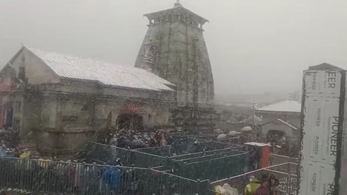 केदारनाथ धाम में बर्फबारी से बदला नजारा, सफेद चादर में लिपटीं पहाड़ियां, प्रशासन ने जारी की चेतावनी