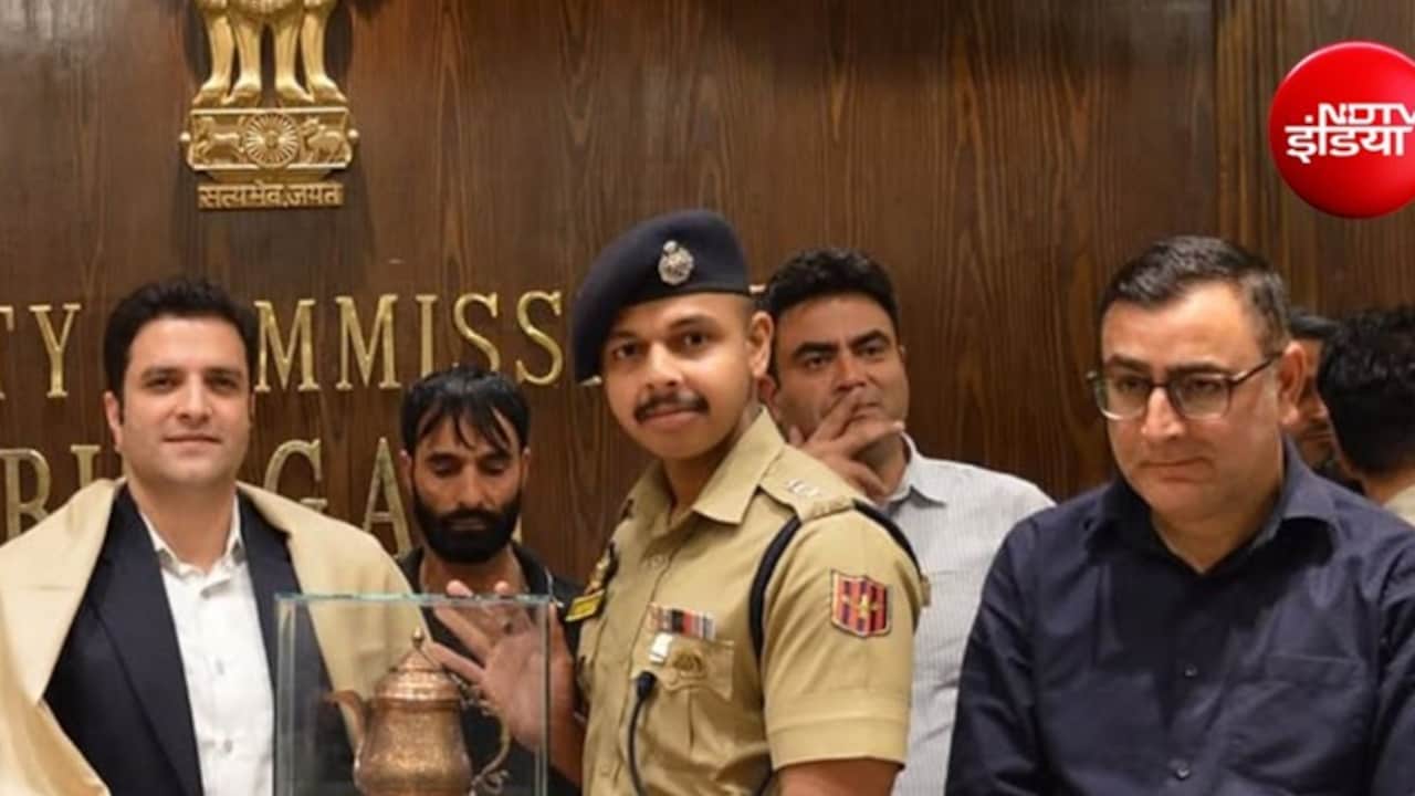 IAS अतहर आमिर खान बडगाम से विदाई पर हुए भावुक, UPSC में AIR-2 लाकर रातों-रात सुर्खियों में आए