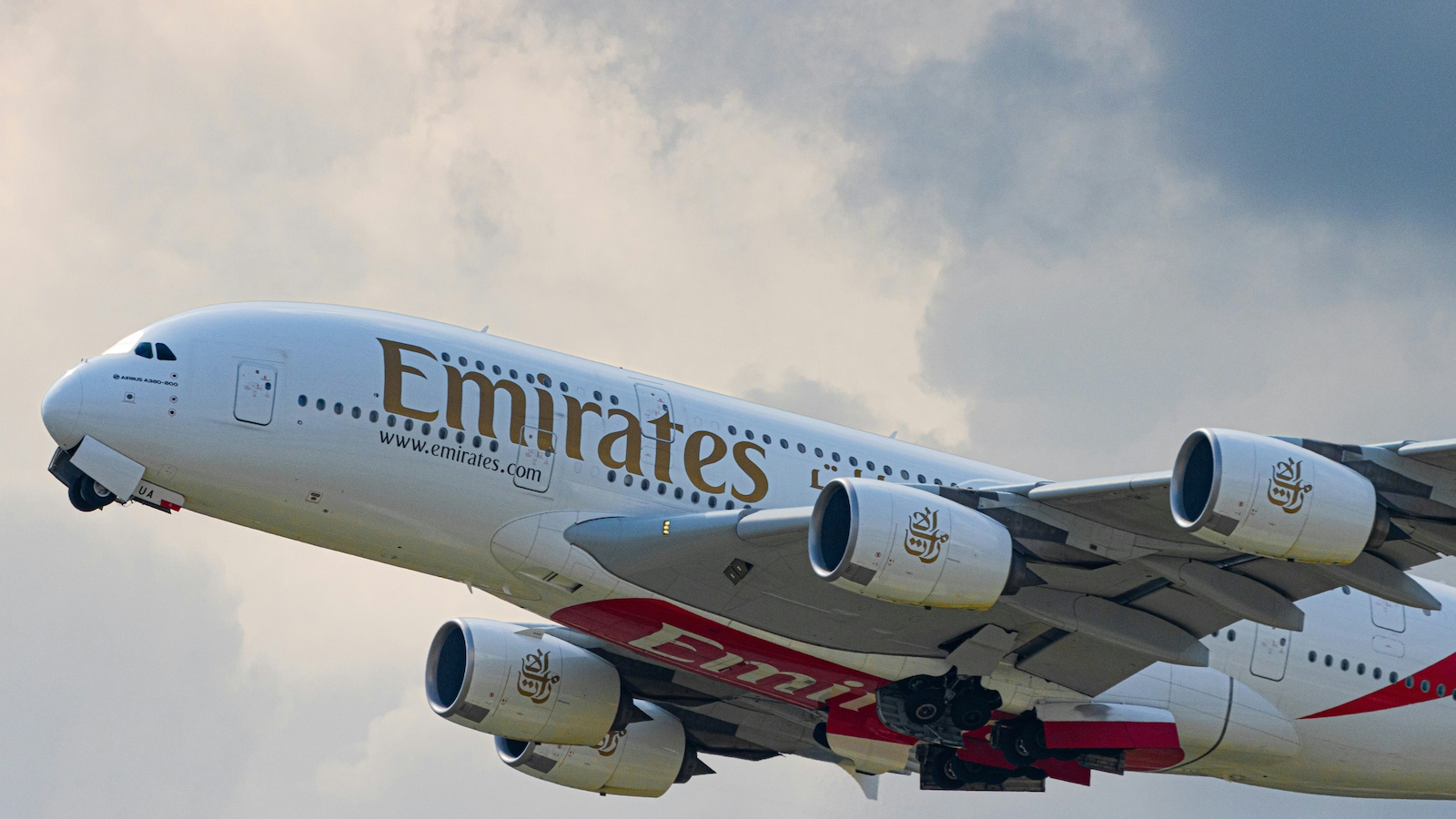 How Much Do Emirates Pilots Earn In 2026? First Officers Get Up To Rs 2 Crore Packages