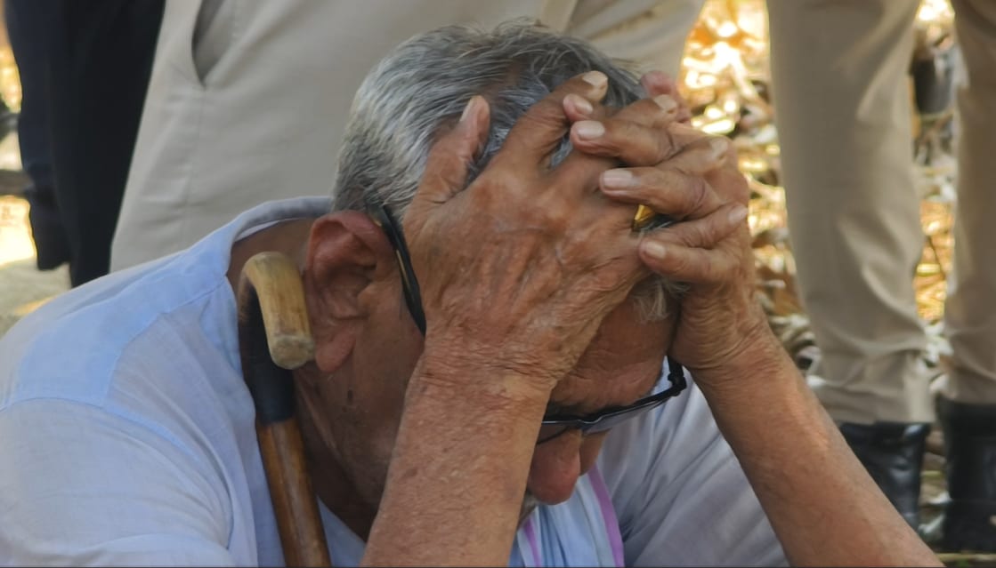 दो नातियों की मौत के बाद घटनास्थल पर मातम में बैठे नाना. दो नातियों की मौत के बाद घटनास्थल पर मातम में बैठे नाना.
