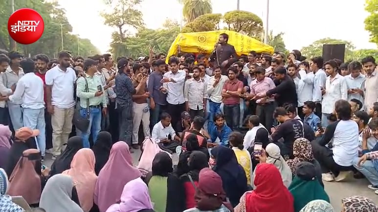 AMU में तेज हुआ आंदोलन! हिरासत में लिए गए स्टूडेंट को छोड़ने की मांग, देर रात तक प्रॉक्टर ऑफिस के बाहर हंगामा