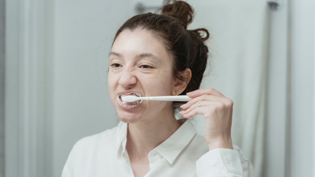Ways to prevent toothpaste from sliding off of electric toothbrush