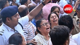 'पंडाल गिर रहा है': कैमरे पर दिखी कोलकाता पूजा में भीड़ की अफरा-तफरी, फिर हुआ एक ऐलान