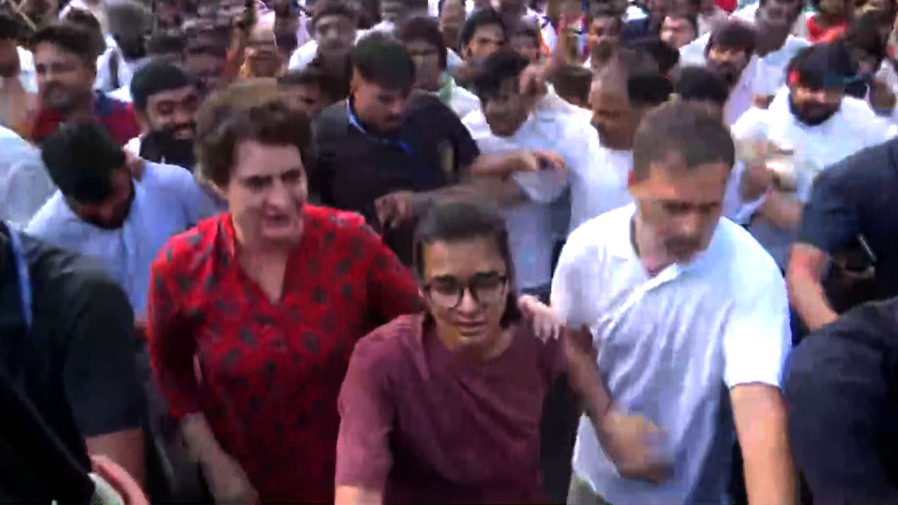 Rahul, Priyanka Gandhi With Neha Bora March To Supreme Court, Thousands Follow