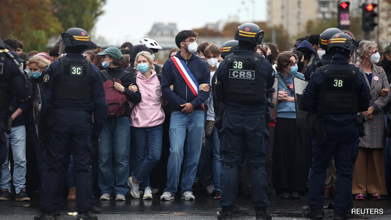 Thousands March On Paris Streets After Court Lifts Macron's Protest Ban