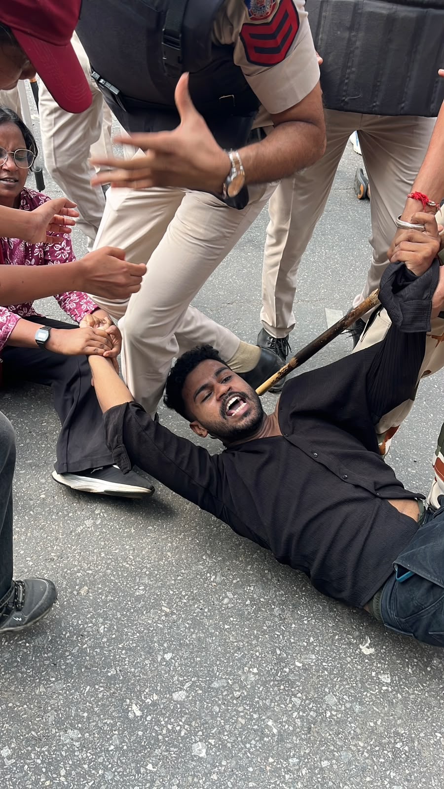 पुलिस की हिरासत से बचने के लिए सड़क पर लेटा प्रदर्शनकारी, दिल्ली पुलिस ने किया डिटेन